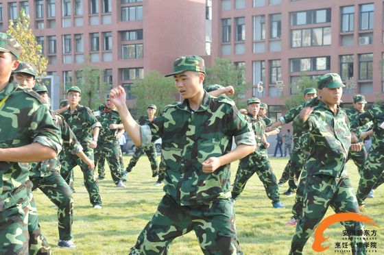 合肥某校园上演霸气军装制服范