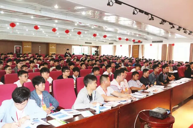 台下同学们细致的聆听老师的讲话并记录重点内容