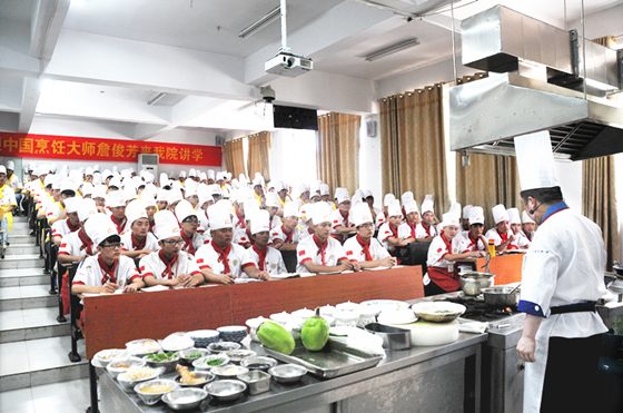 中国烹饪大师詹俊芳大师来我校讲学