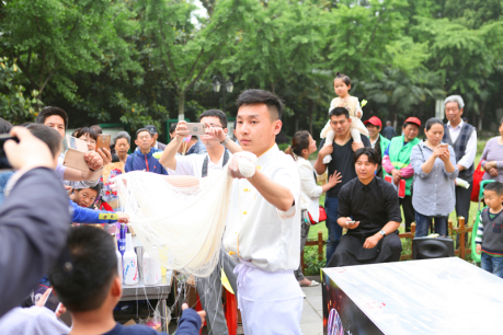 马晓亮老师表演龙须拉面