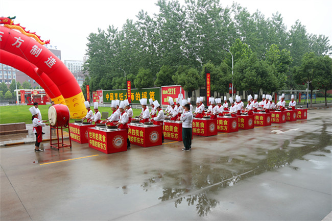 “偶遇”学生练习基本功——“击鼓翻锅”