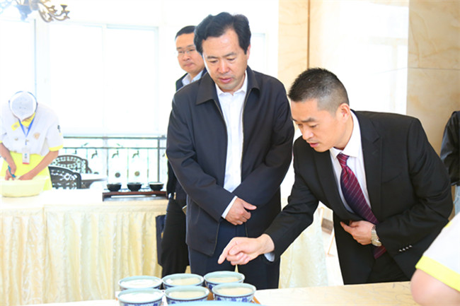 学生现场展示刀功——“菊花豆腐”