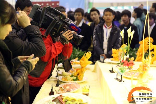 安徽电视台第一时间录制安徽新东方展台作品