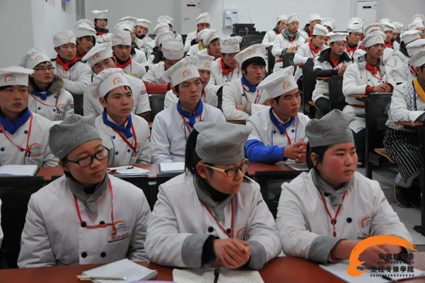 认真聆听的同学们
