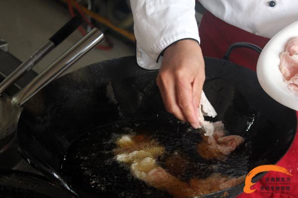 砸好的肉片放入五成油中炸成金黄色
